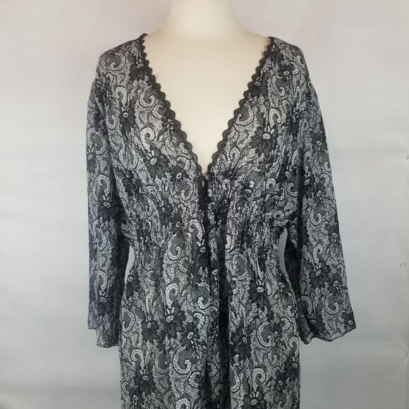 NOTATIONS. SIZE XL. BLACK WHITE FLORAL Tunic Top. Buttons at Waist - Picture 7 of 16